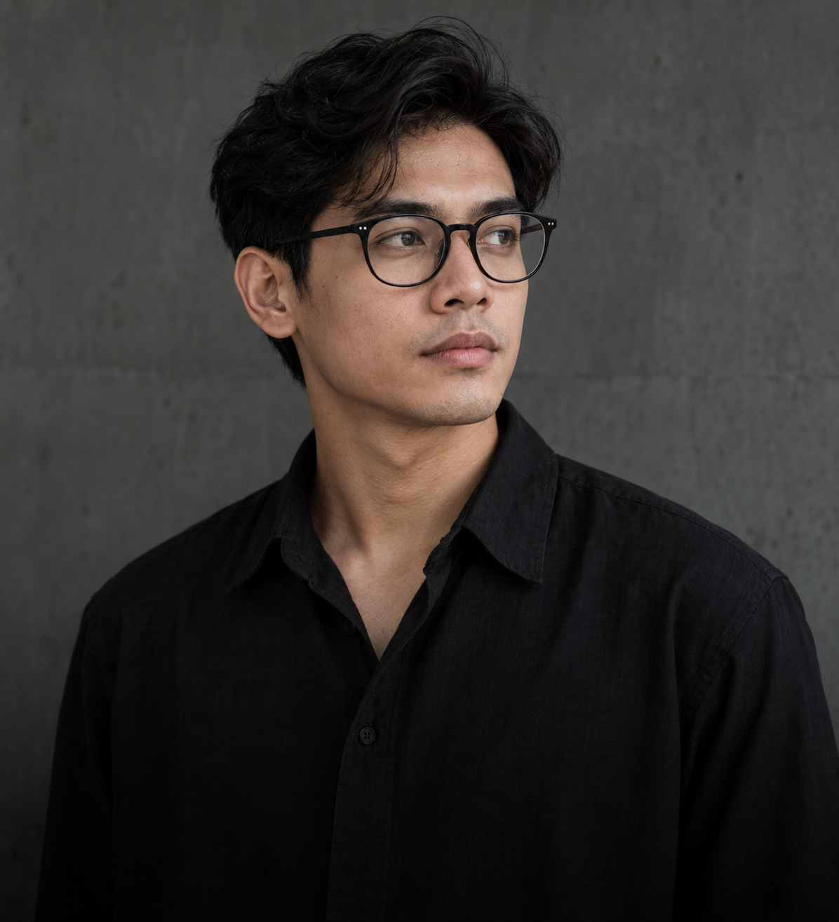 Model mengenakan kacamata dengan frame hitam