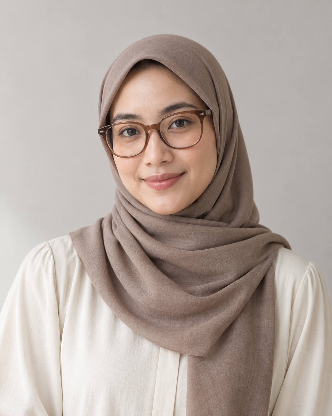 Inspirasi gaya hijab dengan frame kacamata cokelat