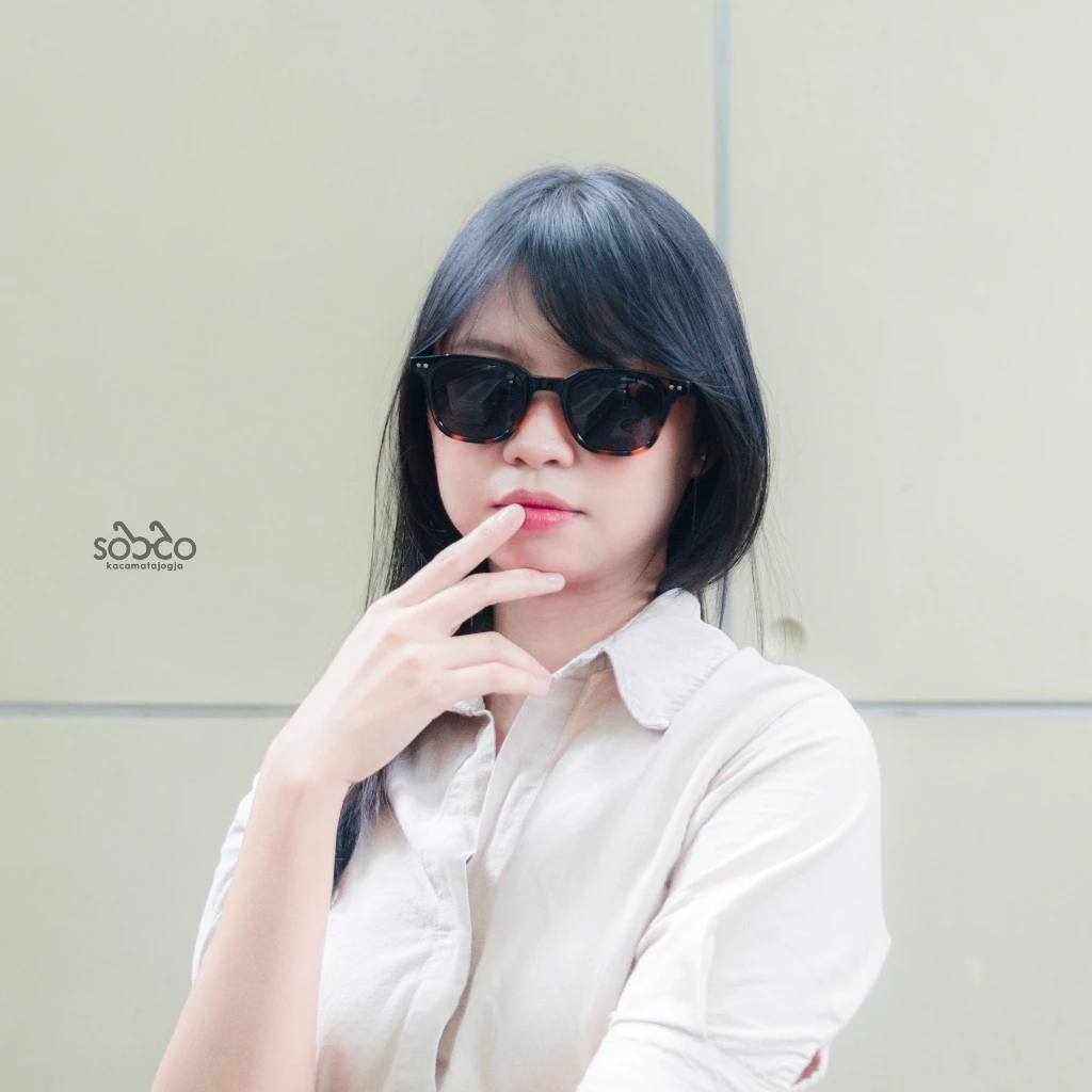 Kacamata Hitam Kotak YAMIKA 03 Unisex - Image 4